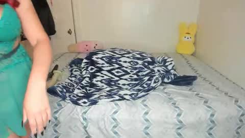 Snapshot of xocurvyrae chatting on April 7, 2:45 am Rae online show from April 7, 2:45 am