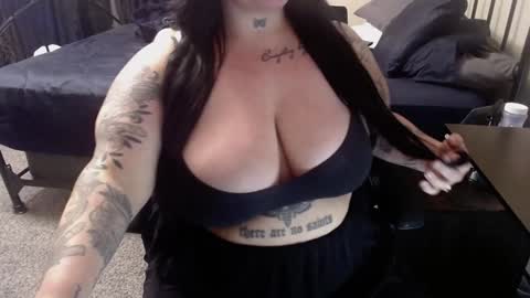 xorileyschembri online show from December 5, 5:37 am