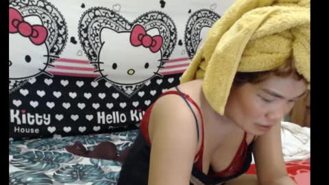 Snapshot of xsexyhotmomma69x chatting on December 2, 5:48 am merayel online show from December 2, 5:48 am