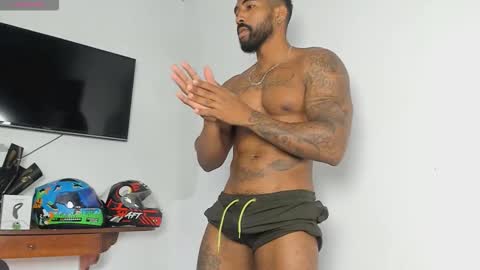 Snapshot of xtipp3r chatting on November 28, 1:36 pm Stipp3r online show from November 28, 1:36 pm