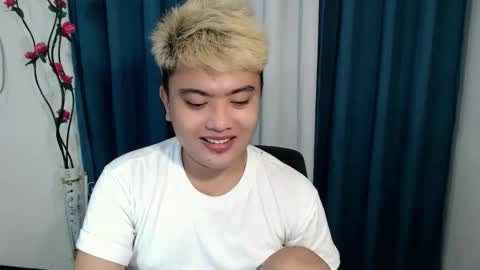 Snapshot of xxhotloyd_cummerx chatting on February 20, 5:48 am Loyd online show from February 20, 5:48 am