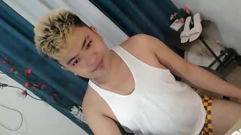 Snapshot of xxhotloyd_cummerx chatting on March 9, 9:13 am Loyd online show from March 9, 9:13 am