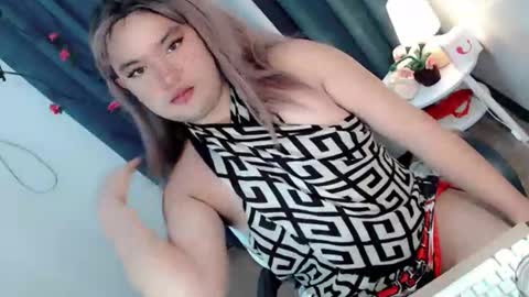 Snapshot of xxhotloyd_cummerx chatting on April 4, 7:28 am Loyd online show from April 4, 7:28 am