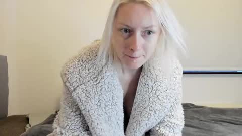 Snapshot of xxkimber_bentonxx chatting on December 11, 10:58 am Next online Monday to Friday 10am till 2pm UK time online show from December 11, 10:58 am