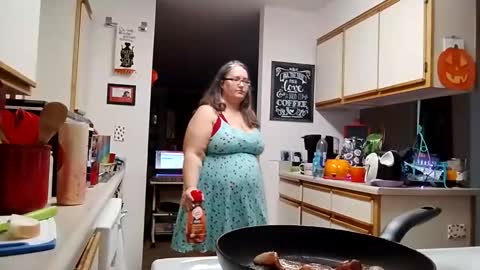 Snapshot of xxstrawberryjanexx chatting on November 6, 8:32 pm Strawberry Jane online show from November 6, 8:32 pm