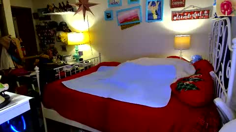 Snapshot of xxstrawberryjanexx chatting on December 22, 3:36 am Strawberry Jane online show from December 22, 3:36 am