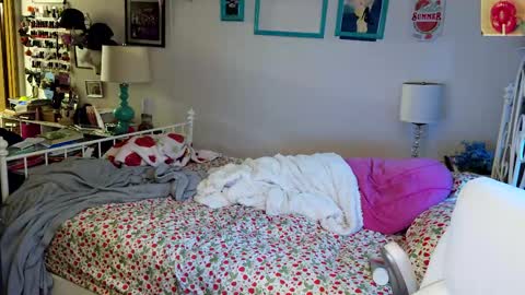 Strawberry Jane online show from May 19, 3:24 am