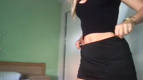 Snapshot of xxsweet_lunaxx chatting on July 30, 3:44 pm Sweet Luna online show from July 30, 3:44 pm