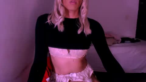 Snapshot of xxxanonymousloverxxx chatting on April 1, 2:23 am Chiara online show from April 1, 2:23 am