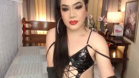 Snapshot of xxxmiss_cathyxxx chatting on February 12, 7:47 am QUEENCY online show from February 12, 7:47 am