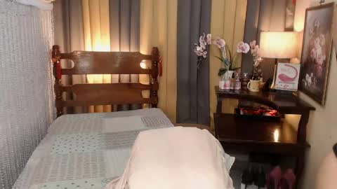 QUEENCY online show from May 11, 6:52 am