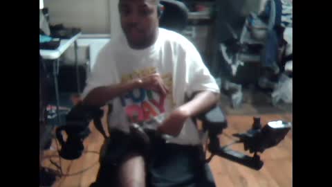 Snapshot of xxxonwheelz chatting on October 4, 1:25 am xxxonwheelz online show from October 4, 1:25 am