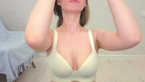 Yana  online show from April 4, 11:35 pm