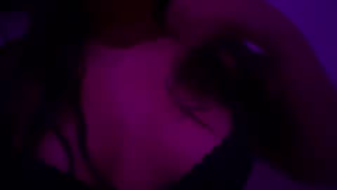 Snapshot of yaresalazarvazquez chatting on October 3, 4:31 am Cinnamon skin online show from October 3, 4:31 am