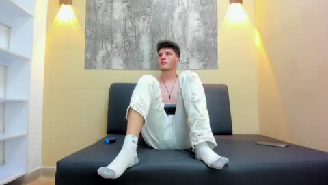 Snapshot of yatson_cody chatting on April 1, 7:33 pm Yatson online show from April 1, 7:33 pm