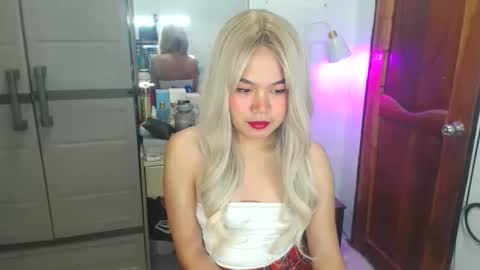 Snapshot of yazmin_shines chatting on April 21, 1:42 am Yazzi online show from April 21, 1:42 am