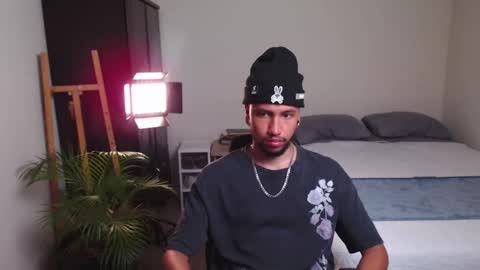Snapshot of yeff_stone chatting on February 14, 12:18 am yeff online show from February 14, 12:18 am