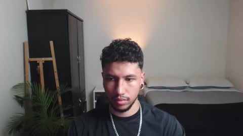 Snapshot of yeff_stone chatting on March 18, 12:47 am yeff online show from March 18, 12:47 am