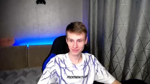 Snapshot of yes_cute_boy_ chatting on March 3, 1:42 am Eden online show from March 3, 1:42 am