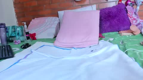 yesicasquirt65 online show from February 14, 12:57 pm