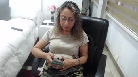 Snapshot of yessilatin chatting on February 28, 10:44 pm jessy online show from February 28, 10:44 pm