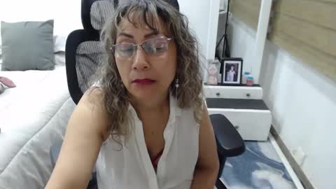 Snapshot of yessilatin chatting on April 10, 2:06 am jessy online show from April 10, 2:06 am