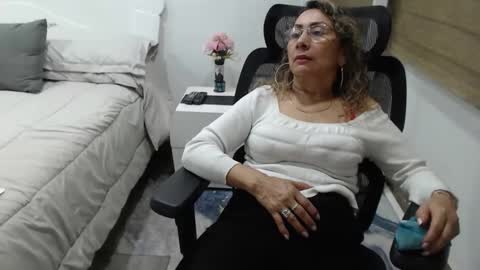 Snapshot of yessilatin chatting on April 20, 1:52 am jessy online show from April 20, 1:52 am