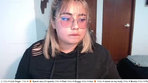 hii i am yini online show from May 23, 3:01 am