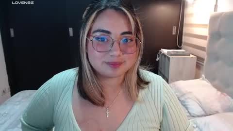 Snapshot of yini_angel07 chatting on June 25, 5:12 am hii i am yini online show from June 25, 5:12 am