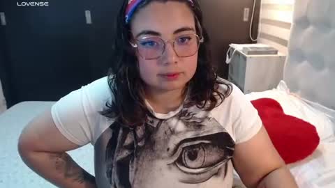 Snapshot of yini_angel07 chatting on June 26, 4:06 am hii i am yini online show from June 26, 4:06 am