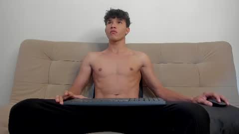 Snapshot of yizus_bonz chatting on June 13, 4:38 pm yizus_bonz online show from June 13, 4:38 pm