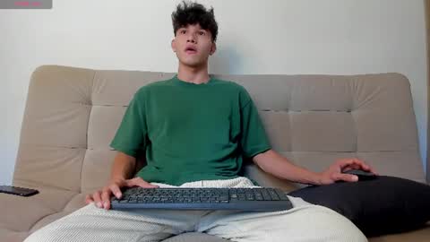 Snapshot of yizus_bonz chatting on June 28, 3:18 pm yizus_bonz online show from June 28, 3:18 pm