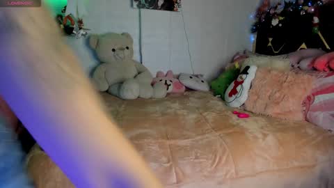 Snapshot of yluismag chatting on December 4, 4:22 am lucy online show from December 4, 4:22 am