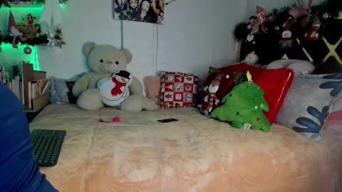 Snapshot of yluismag chatting on December 17, 4:51 am lucy online show from December 17, 4:51 am