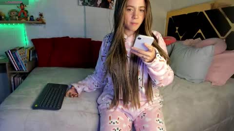 Snapshot of yluismag chatting on January 7, 5:32 am lucy online show from January 7, 5:32 am