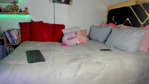 Snapshot of yluismag chatting on January 8, 2:25 am lucy online show from January 8, 2:25 am