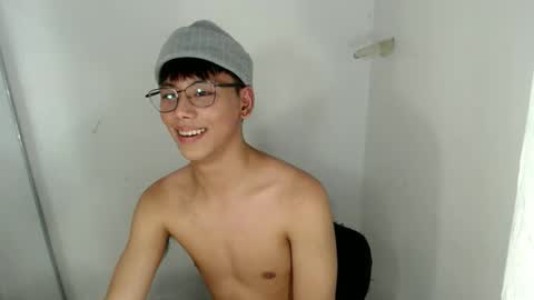 Snapshot of ynotyu chatting on April 10, 9:19 pm ynotyu online show from April 10, 9:19 pm