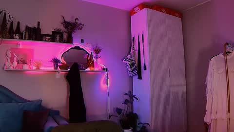 yoka_paradoxxx online show from May 5, 9:28 am
