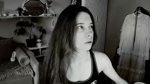 yoka_paradoxxx online show from May 6, 10:53 am