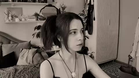 yoka_paradoxxx online show from May 8, 10:20 am
