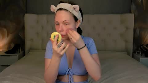 Snapshot of yona_wink chatting on April 1, 5:52 am Yona online show from April 1, 5:52 am