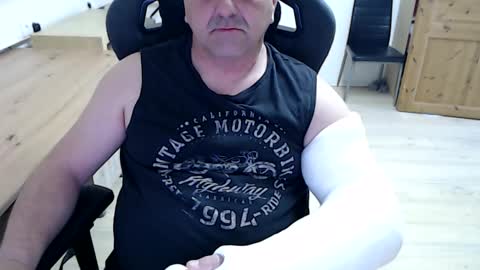 yoschi1976 online show from April 3, 6:22 am