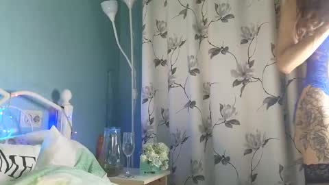 Snapshot of you_desire chatting on December 1, 11:25 pm Liliya online show from December 1, 11:25 pm