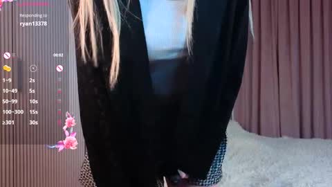 Snapshot of you_fell_in_love chatting on October 28, 7:38 pm Elizabeth brunette -- Darline blonde  online show from October 28, 7:38 pm