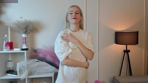 Elizabeth brunette -- Darline blonde  online show from May 6, 7:30 pm