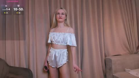 Elizabeth brunette -- Darline blonde  online show from May 8, 7:30 pm