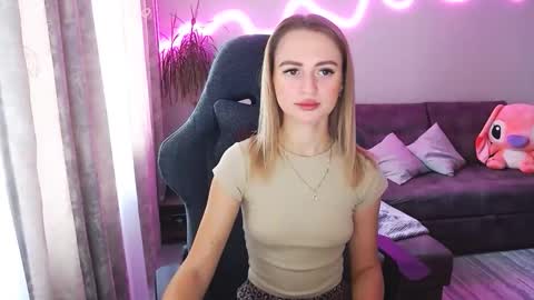 Snapshot of youdreamm chatting on October 22, 8:14 am Bella online show from October 22, 8:14 am