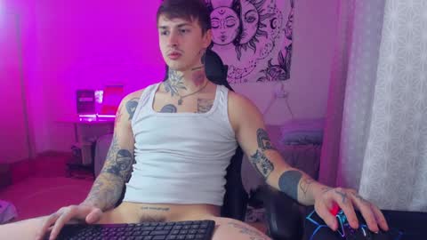 Snapshot of your_candy_boy chatting on December 3, 4:17 pm Hey my names Eric Would love to know each other better online show from December 3, 4:17 pm