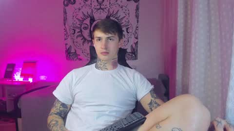 Snapshot of your_candy_boy chatting on December 5, 3:59 am Hey my names Eric Would love to know each other better online show from December 5, 3:59 am