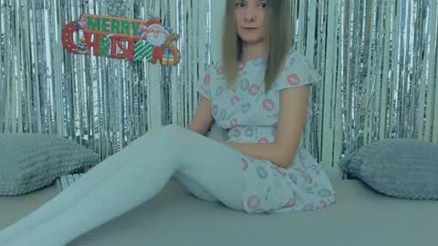 Snapshot of your_caramelka chatting on December 27, 5:20 am Lily online show from December 27, 5:20 am